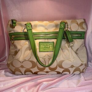 Authentic Coach Poppy Daisy Signature Brown/Green Patent Leather Tote F22947 💚🤎